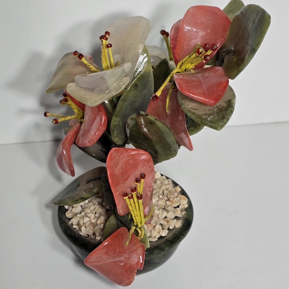 Source Unknown Red and Cream Glass Art Floral Display - Picture 5 of 15